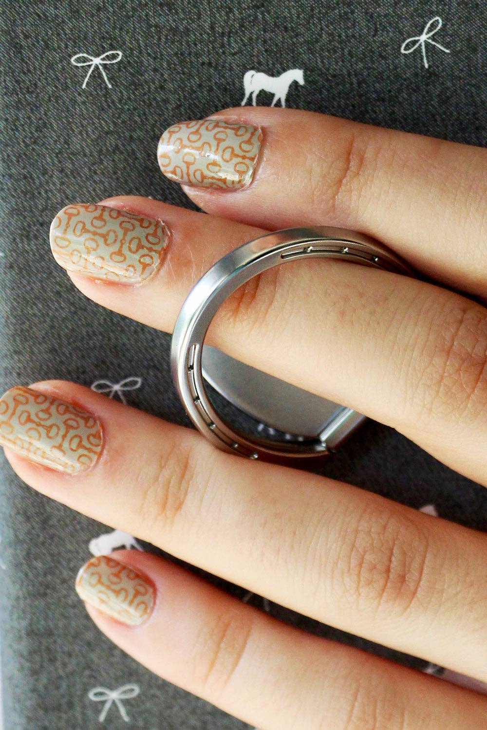 zoomed in view to show functionality of the horse shoe phone ring
